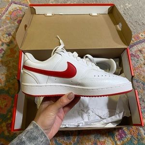 Woman’s Nike court